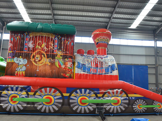 Amusez les enfants avec ce parcours d'obstacles gonflables au parc d'attractions de Fun City