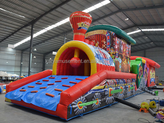 Amusez les enfants avec ce parcours d'obstacles gonflables au parc d'attractions de Fun City