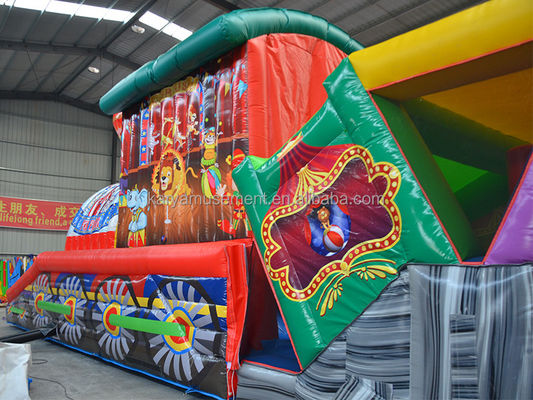 Amusez les enfants avec ce parcours d'obstacles gonflables au parc d'attractions de Fun City