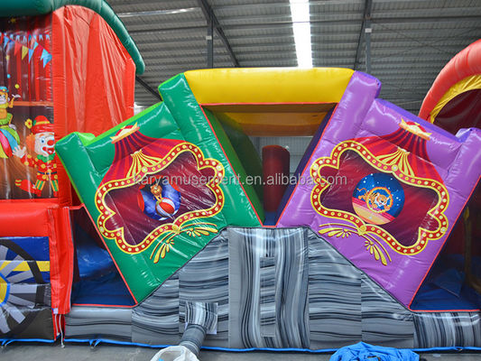 Amusez les enfants avec ce parcours d'obstacles gonflables au parc d'attractions de Fun City