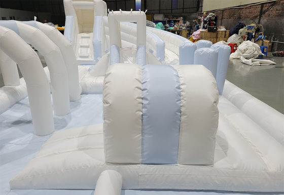 Cours d'obstacles en extérieur en PVC blanc unisexe équipement de jeu gonflable pour jeux pour enfants toboggan à eau gonflable avec piscine