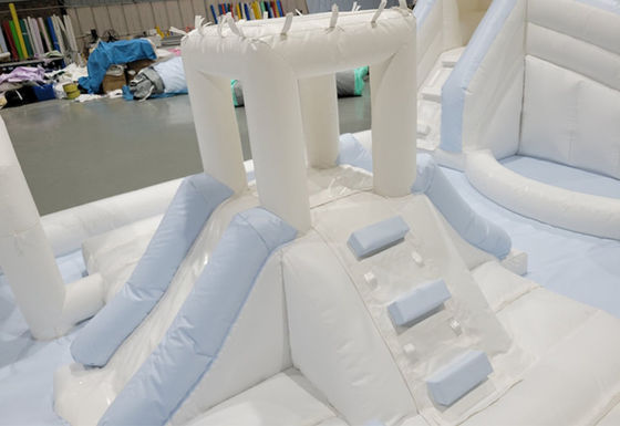 Cours d'obstacles en extérieur en PVC blanc unisexe équipement de jeu gonflable pour jeux pour enfants toboggan à eau gonflable avec piscine