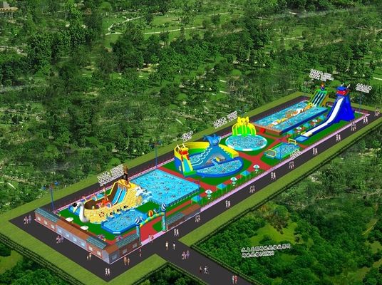 5-10 enfants ont été autorisés à utiliser un parc aquatique gonflable pour s'amuser et s'épanouir