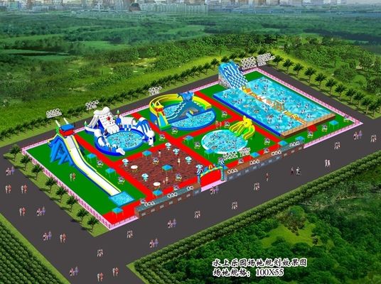 5-10 enfants ont été autorisés à utiliser un parc aquatique gonflable pour s'amuser et s'épanouir