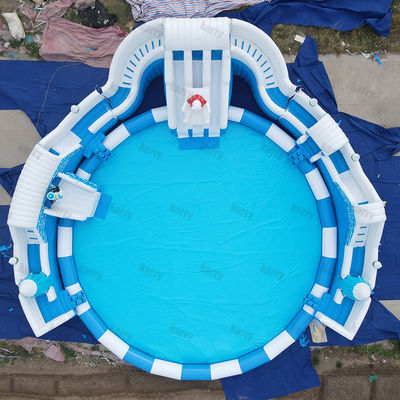Capacité maximale 100-500 kg Grand parc aquatique gonflable avec piscine et toboggans