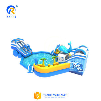 Un parc aquatique en plein air avec un grand toboggan gonflable pour dauphins et une piscine pour requins fous