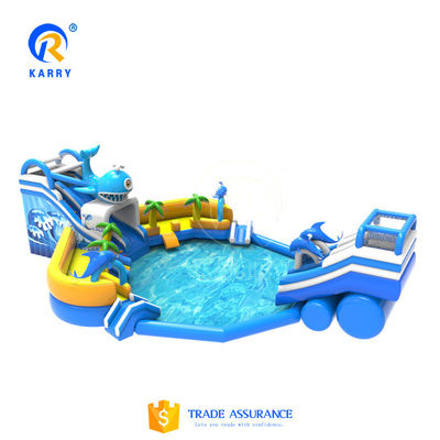 Un parc aquatique en plein air avec un grand toboggan gonflable pour dauphins et une piscine pour requins fous