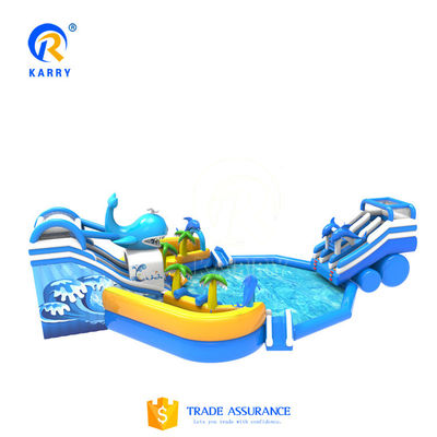Un parc aquatique en plein air avec un grand toboggan gonflable pour dauphins et une piscine pour requins fous