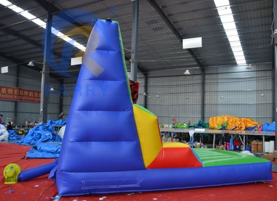 5 à 10 passagers sont autorisés à monter sur un mur gonflable en PVC pour des jeux interactifs en plein air