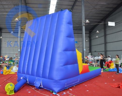 5 à 10 passagers sont autorisés à monter sur un mur gonflable en PVC pour des jeux interactifs en plein air