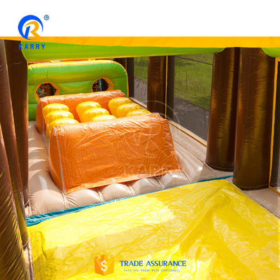 Longues courses d'obstacles gonflables pour adultes et enfants dans la jungle