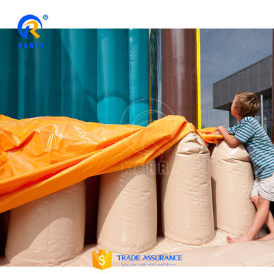 Longues courses d'obstacles gonflables pour adultes et enfants dans la jungle