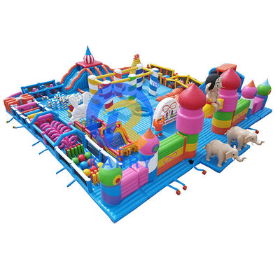 Coupe d'obstacles gonflable avec souffleur Fun City avec escalier et toboggan