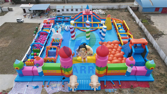 Coupe d'obstacles gonflable avec souffleur Fun City avec escalier et toboggan
