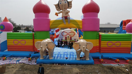 Coupe d'obstacles gonflable avec souffleur Fun City avec escalier et toboggan
