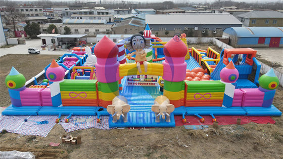 Coupe d'obstacles gonflable avec souffleur Fun City avec escalier et toboggan