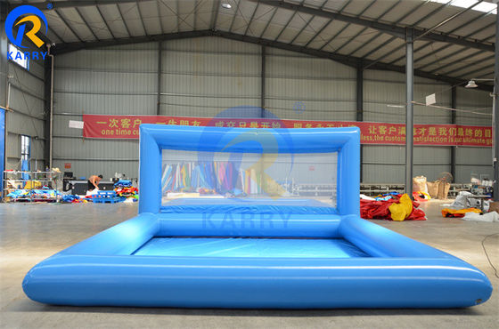 Un terrain de sport gonflable pour adolescents et adultes sur un terrain de volley-ball portable