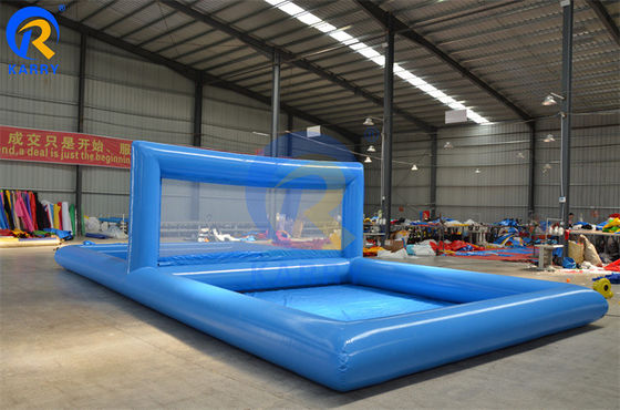 Un terrain de sport gonflable pour adolescents et adultes sur un terrain de volley-ball portable