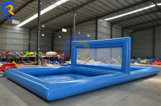 Un terrain de sport gonflable pour adolescents et adultes sur un terrain de volley-ball portable