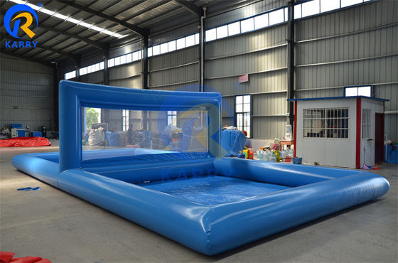 Un terrain de sport gonflable pour adolescents et adultes sur un terrain de volley-ball portable