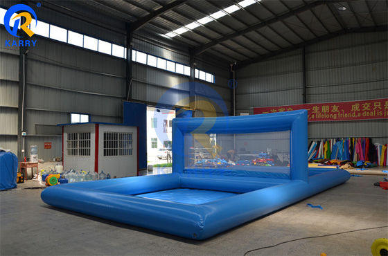Un terrain de sport gonflable pour adolescents et adultes sur un terrain de volley-ball portable