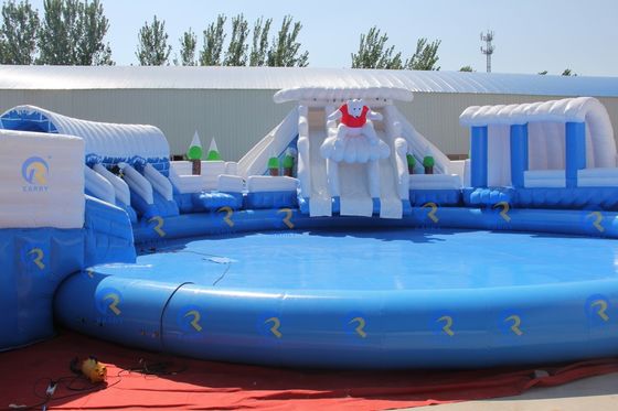 Profitez de l'eau intérieure avec un toboggan gonflable de 5 à 10 passagers et une grande piscine ronde