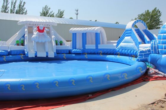 Profitez de l'eau intérieure avec un toboggan gonflable de 5 à 10 passagers et une grande piscine ronde