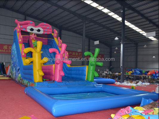 Le jardin des enfants, la fête, le trampoline gonflable, le toboggan et la piscine.