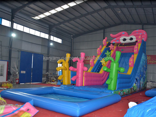 Le jardin des enfants, la fête, le trampoline gonflable, le toboggan et la piscine.