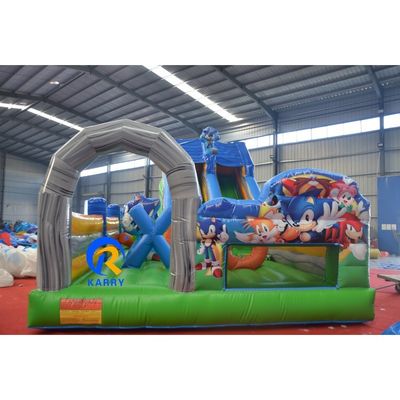 La ville de Karry est une aire de jeux bleue unisexe pour les enfants dans le parc gonflable géant.