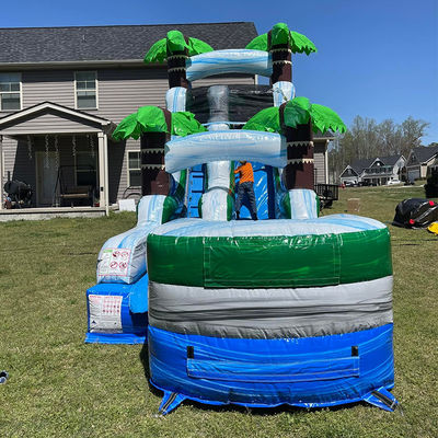 Saut à l'air gonflable en PVC avec piscine