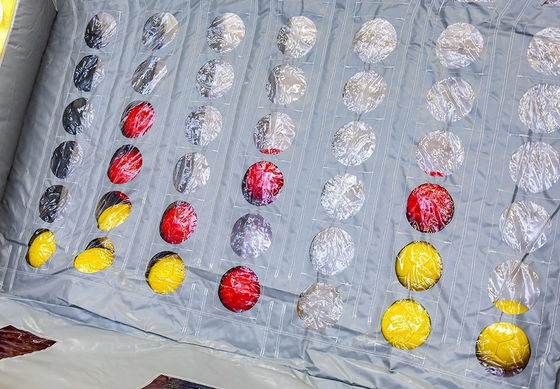 Couleur gonflable Connect 4 dans un jeu de tir à la cible en ligne pour les défis commerciaux