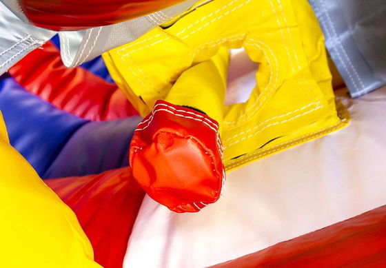Couleur gonflable Connect 4 dans un jeu de tir à la cible en ligne pour les défis commerciaux