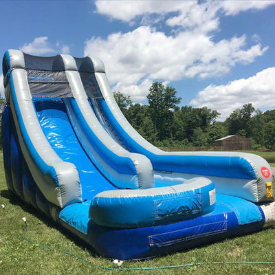 Glissière pneumatique en PVC bleu avec piscine et design passionnant
