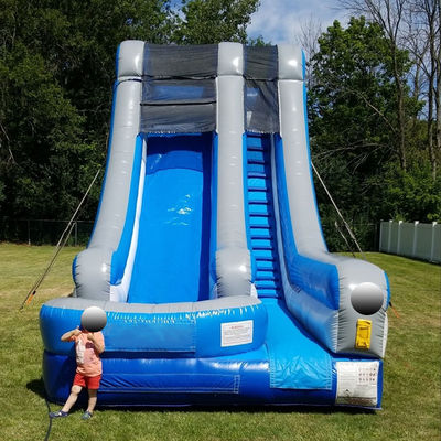 Glissière pneumatique en PVC bleu avec piscine et design passionnant