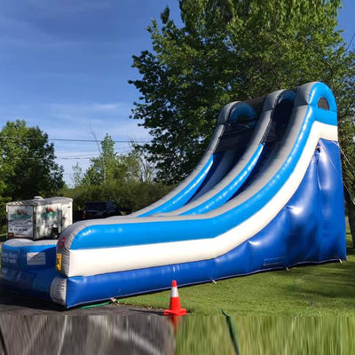 Glissière pneumatique en PVC bleu avec piscine et design passionnant