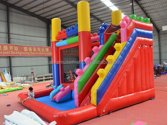 14 ans de plus Personnaliser Accepté Thème Bloc de bâtiment rouge Château gonflable avec toboggan et grande piscine de jeux en PVC