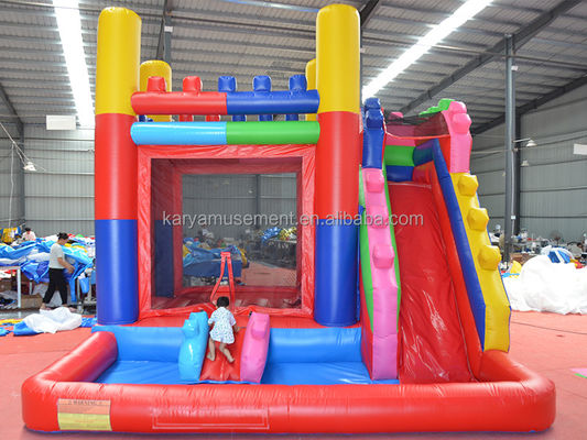 14 ans de plus Personnaliser Accepté Thème Bloc de bâtiment rouge Château gonflable avec toboggan et grande piscine de jeux en PVC