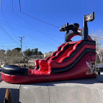 Logo personnalisé imprimé en PVC sur le thème du navire pirate Glisse d'eau gonflable avec piscine