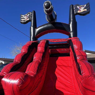 Logo personnalisé imprimé en PVC sur le thème du navire pirate Glisse d'eau gonflable avec piscine