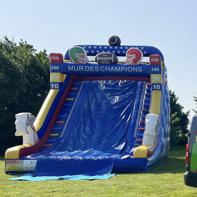 Location commerciale de toboggan gonflable avec thème de joueur de rugby et couleur personnalisée