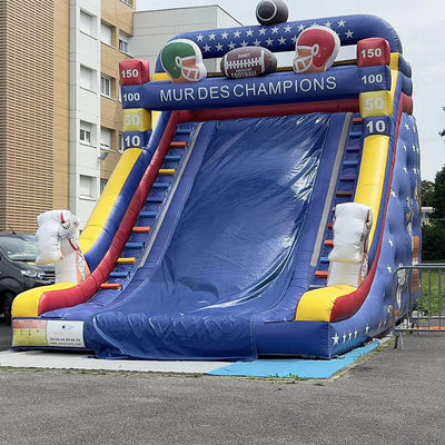 Location commerciale de toboggan gonflable avec thème de joueur de rugby et couleur personnalisée