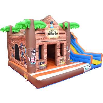 Améliorez votre terrain de jeu avec une cabine de bois pour tout-petits, une maison de rebond et une combinaison de toboggans gonflables