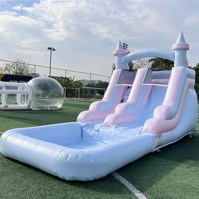 Entretien intérieur et extérieur Glissière gonflable de couleur claire avec piscine