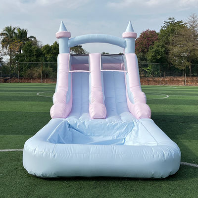 Entretien intérieur et extérieur Glissière gonflable de couleur claire avec piscine