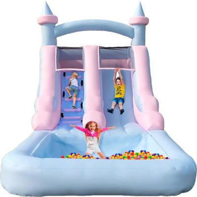 Entretien intérieur et extérieur Glissière gonflable de couleur claire avec piscine