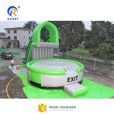 Glisse vert avec trampoline style chute libre, saut de cascade, airbag gonflable