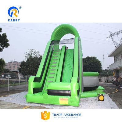 Glisse vert avec trampoline style chute libre, saut de cascade, airbag gonflable
