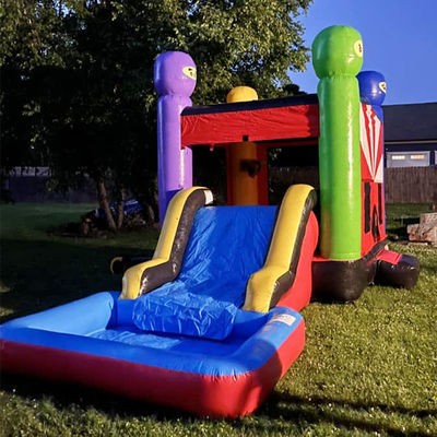 Château de couleur personnalisé pour enfants sur le thème du château gonflable avec combo de diapositives