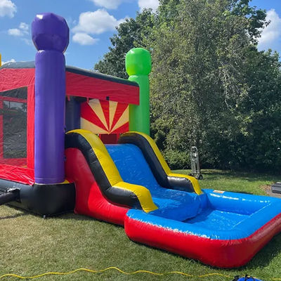 Château de couleur personnalisé pour enfants sur le thème du château gonflable avec combo de diapositives